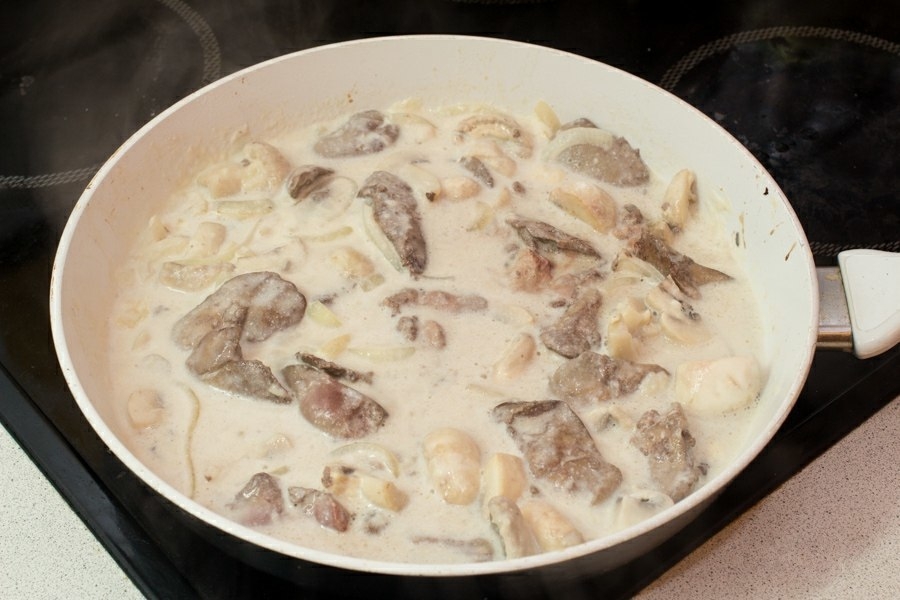 Печень с грибами в сметанном соусе на сковороде рецепт с фото