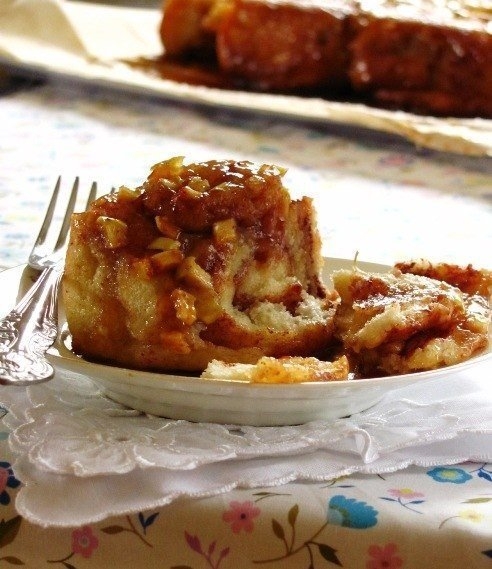 Cinnamon rolls с карамелью и яблоком