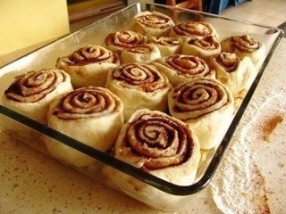 Cinnamon rolls с карамелью и яблоком